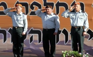 IDF COS Eisenkott (C) and Maj.-Gen Eisenberg (L) during the ceremony. (IDF)