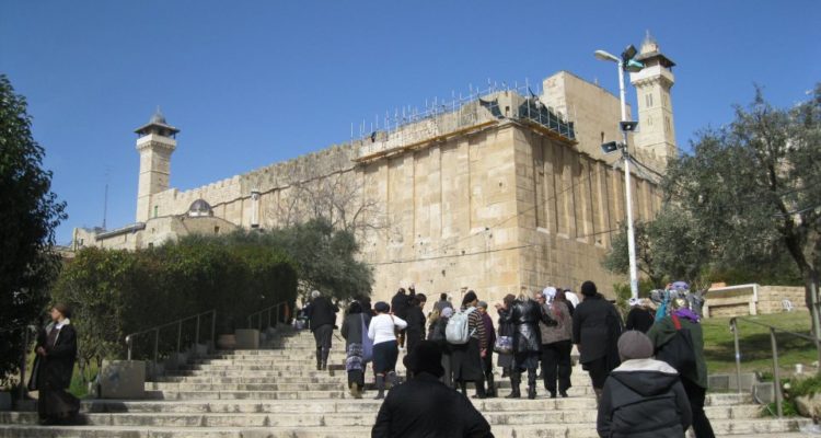 Female terrorist shot while attempting to stab Israeli near Tomb of Patriarchs in Hebron