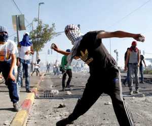 Arabs throw rocks at police in Jerusalem