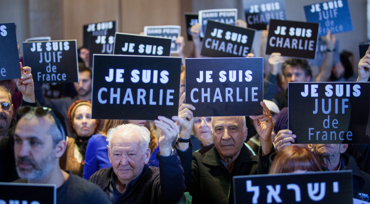 Most Palestinians Blame Israel for Paris Attacks