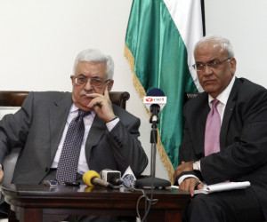 PA head Mahmous Abbas (L) and chief negotiator Saeb Erekat at a press conference. (Photo: Uri Lenz/Flash90)