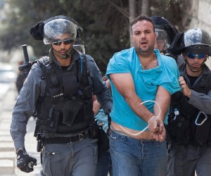 Israeli border policemen detain a Palestinian Arab. (Photo: Yonatan Sindel/Flash90)