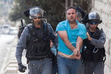 Israeli border policemen detain a Palestinian Arab. (Photo: Yonatan Sindel/Flash90)