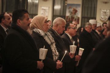 Palestinians hold lit candles paying tribute to Egyptian Christians beheaded in Libya. (STR/Flash90)