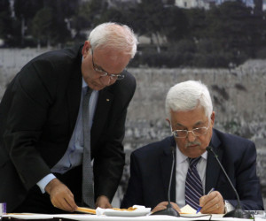 Palestinian President Mahmoud Abbas (R) and Palestinian chief peace negotiator Saeb Erekat, (Issam Rimawi/Flash90)