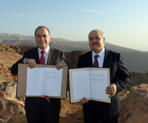Energy and Water Minister Silvan Shalom (L) and his Jordanian counterpart Hazem Nasser seen during a signing ceremony between Jordan and Israel in Jordan on February 26, 2015. (Haim Zach/GPO)