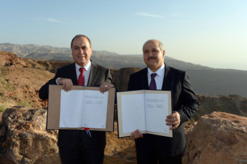 Energy and Water Minister Silvan Shalom (L) and his Jordanian counterpart Hazem Nasser seen during a signing ceremony between Jordan and Israel in Jordan on February 26, 2015. (Haim Zach/GPO)
