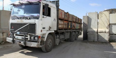 A truck crosses from Israel into Gaza. (Abed Rahim Khatib/Flash90)