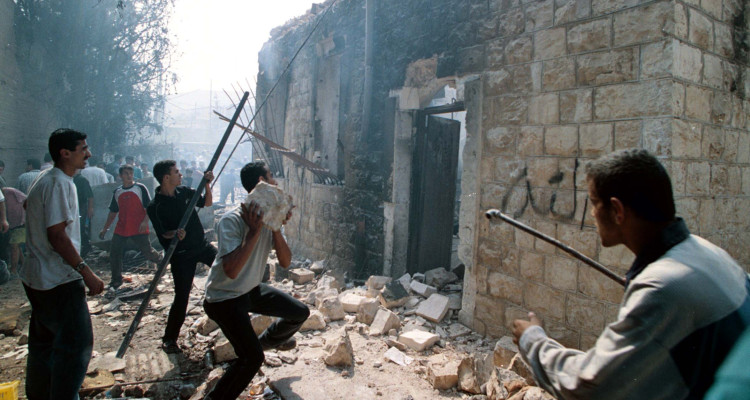 Palestinian mob attacks Jews praying at Joseph’s Tomb