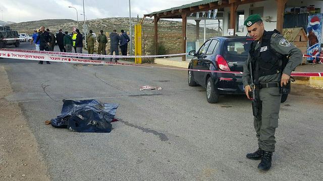 Palestinian terrorist shot while attempting to stab Israeli security guard