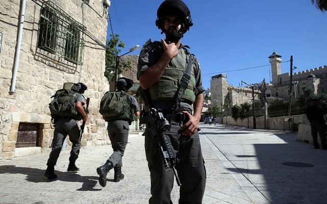 Palestinian terrorist wounds Israeli policeman in Hebron