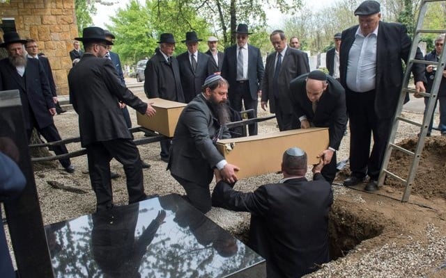 Hungary buries remains of Holocaust victims found in Danube