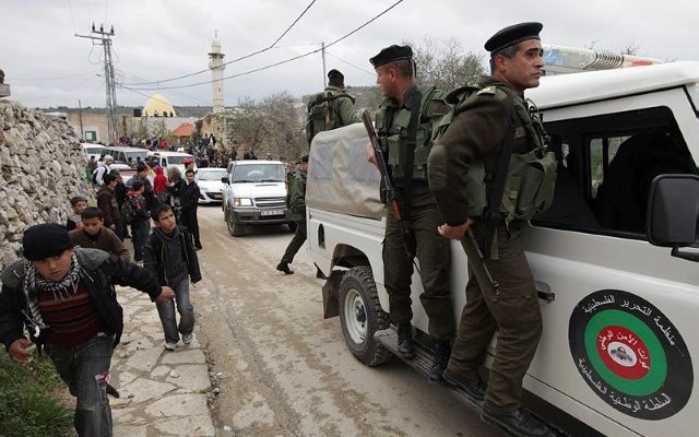 2 Palestinian police, 2 criminals killed in clashes