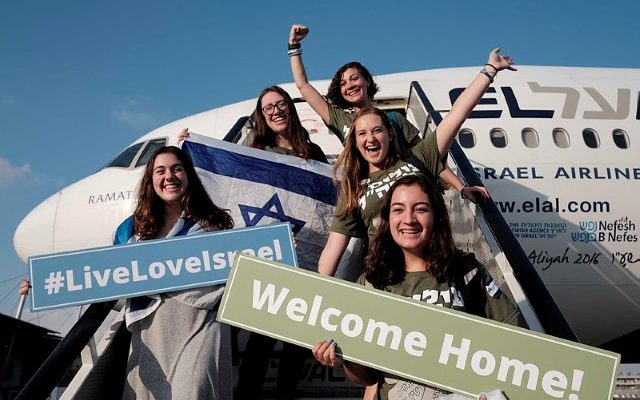 233 US and Canadian immigrants arrive in Israel