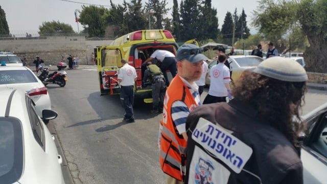 Palestinian wounds Israeli in stabbing attack