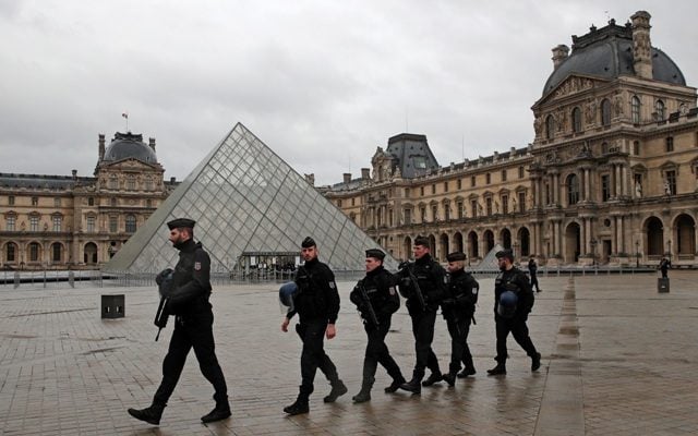 Terrorist shouts ‘Allahu akbar,’ attacks soldiers at Louvre