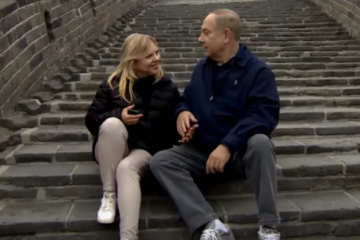 Benjamin and Sara Netanyahu at the Great Wall of China