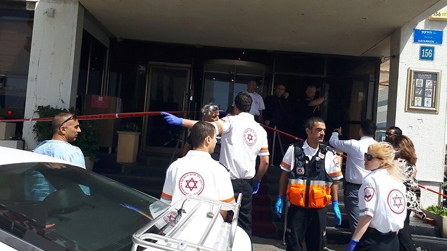 Palestinian terrorist stabs 4 in Tel Aviv attack