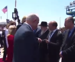 Naftali Bennett shakes hands with Donald Trump