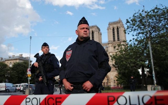 Paris: Policeman wounded in terror attack