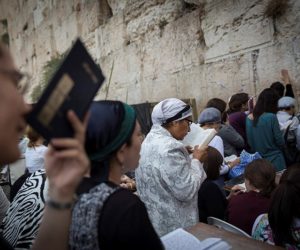 Women praying at Western Wall