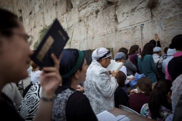 Women praying at Western Wall