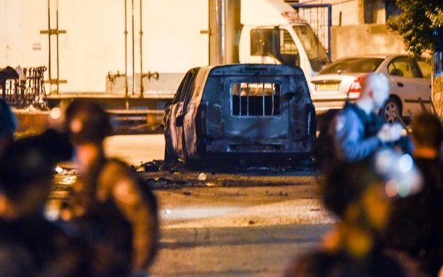 Arab rioter shot while storming police station