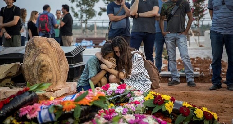 10,000 Israelis mourn 3 Solomon family victims of terror