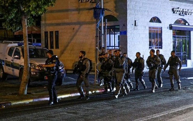 Arabs riot in Jaffa after suspect shot by police