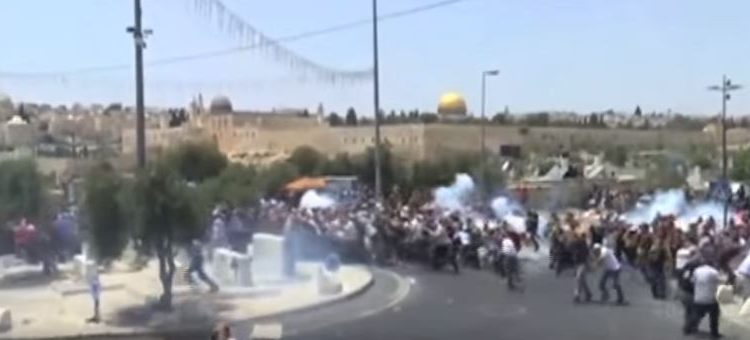 Thousands of Muslims flood Temple Mount area, 100 injured in riots