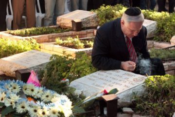 Benjamin Netanyahu visits grave of brother Yoni