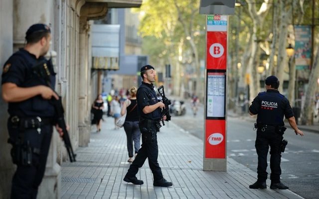 Death toll in Spain climbs to 15, main terror suspect still at large