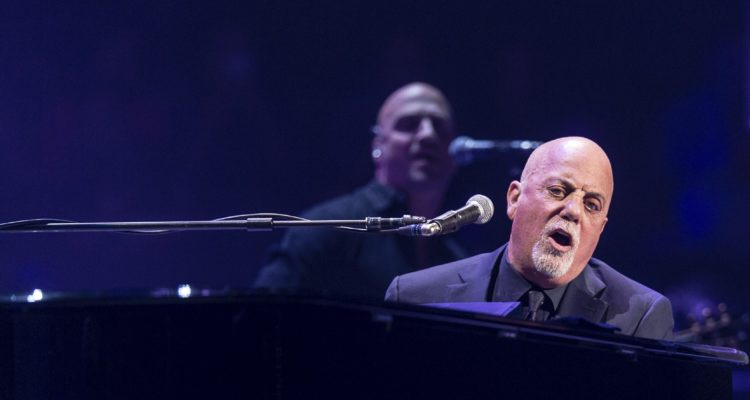 Billy Joel wears yellow Star of David at New York concert
