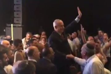 Netanyahu greets thousands of supporters at Likud party toast