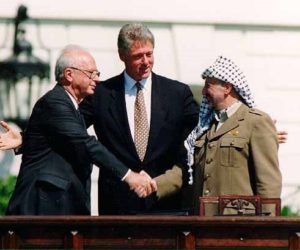 Israeli PM Yitzhak Rabin (L), U.S. Pres. Bill Clinton, and Yasser Arafat at the Oslo Accords signing in 1993. (GPO)