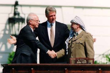 Israeli PM Yitzhak Rabin (L), U.S. Pres. Bill Clinton, and Yasser Arafat at the Oslo Accords signing in 1993. (GPO)