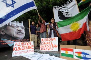 Israeli and Kurd flags flown in a demonstration. (Gili Yaari/Flash 90)