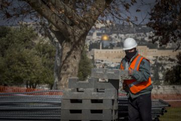 Palestinian workers in Armon Hanatziv. (illustrative) (Yonatan Sindel/Flash90)