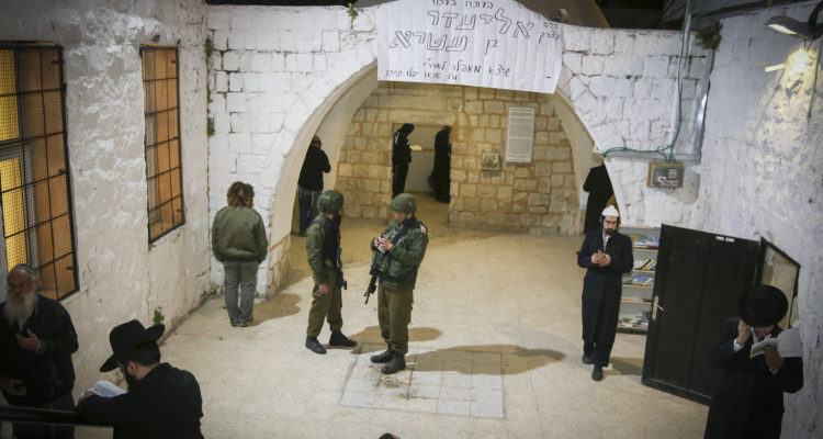 IDF protects 1000 Jews praying at Joseph’s Tomb, rescues 3 Israelis