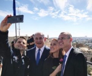 PM Benjamin Netanyahu (C) and Tourism Minister Yariv Levin (R) in Jerusalem with 2017's 3 millionth tourist and her partner. (Haim Zach/GPO)