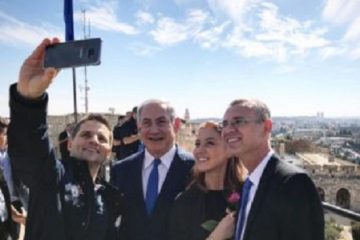 PM Benjamin Netanyahu (C) and Tourism Minister Yariv Levin (R) in Jerusalem with 2017's 3 millionth tourist and her partner. (Haim Zach/GPO)