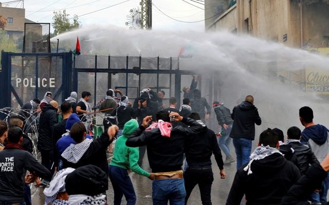 Lebanon: Mob storms US embassy over Trump Jerusalem declaration