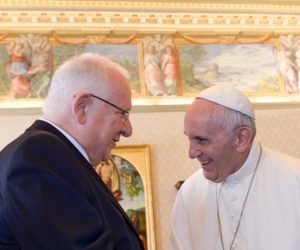 Israeli President Reuven Rivlin with Pope Francis. (Haim Zach/GPO)