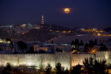 The supermoon rises over Jerusalem's Old City walls. (Yonatan Sindel/Flash90)