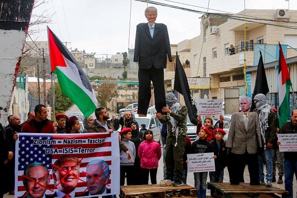 Palestinians burn effigies of Trump, Pence