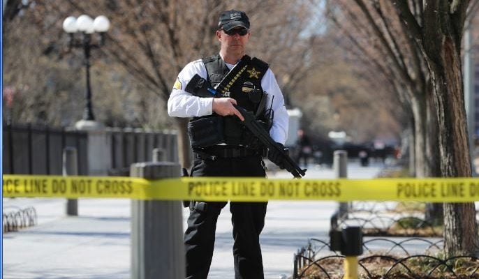 Man shoots himself, dies outside White House