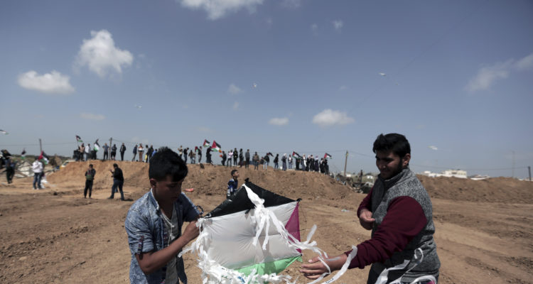 Gaza rioters try to firebomb Israel with kites