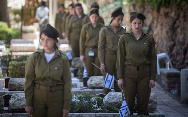 Israel halts to commemorate fallen IDF soldiers, terror victims