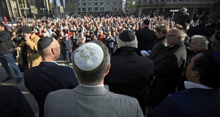‘Kippah’ rally in Berlin draws thousands protesting anti-Semitism