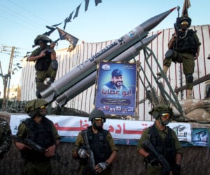 Palestinian terrorists with rockets. (Abed Rahim Khatib/Flash90)